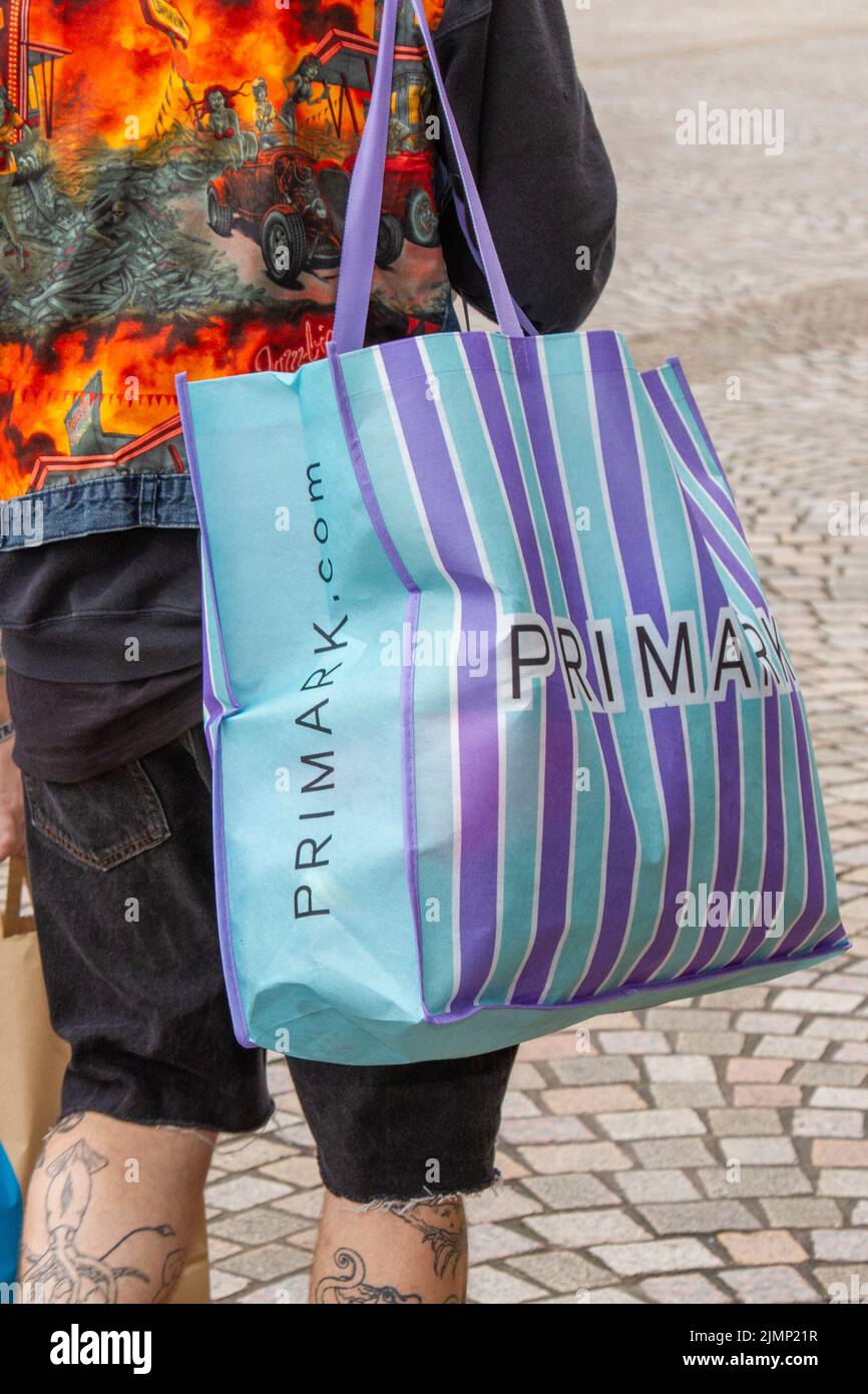 Compras de Punk Rockers tatuadas en Striped PRIMARK Bags en Blackpool, Reino Unido Foto de stock