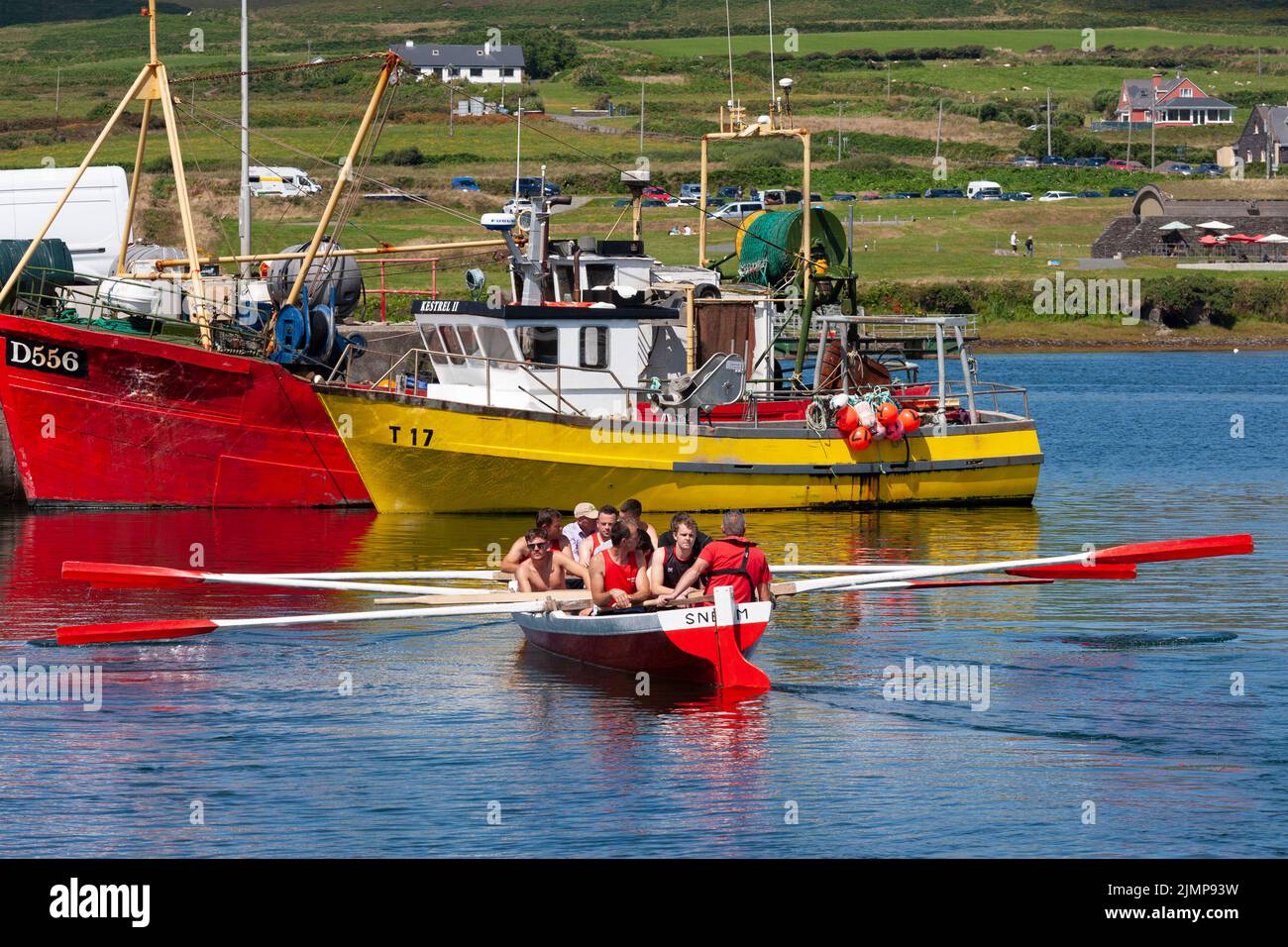 Barco Sena en la regata Portmagee, Condado de Kerry, Irlanda Foto de stock