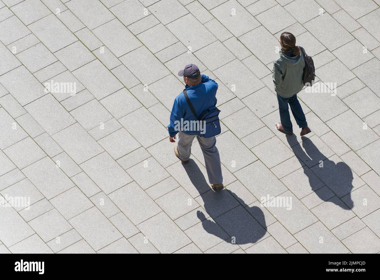 Una pareja caminando por el centro de la ciudad de Magdeburg visto desde arriba Foto de stock