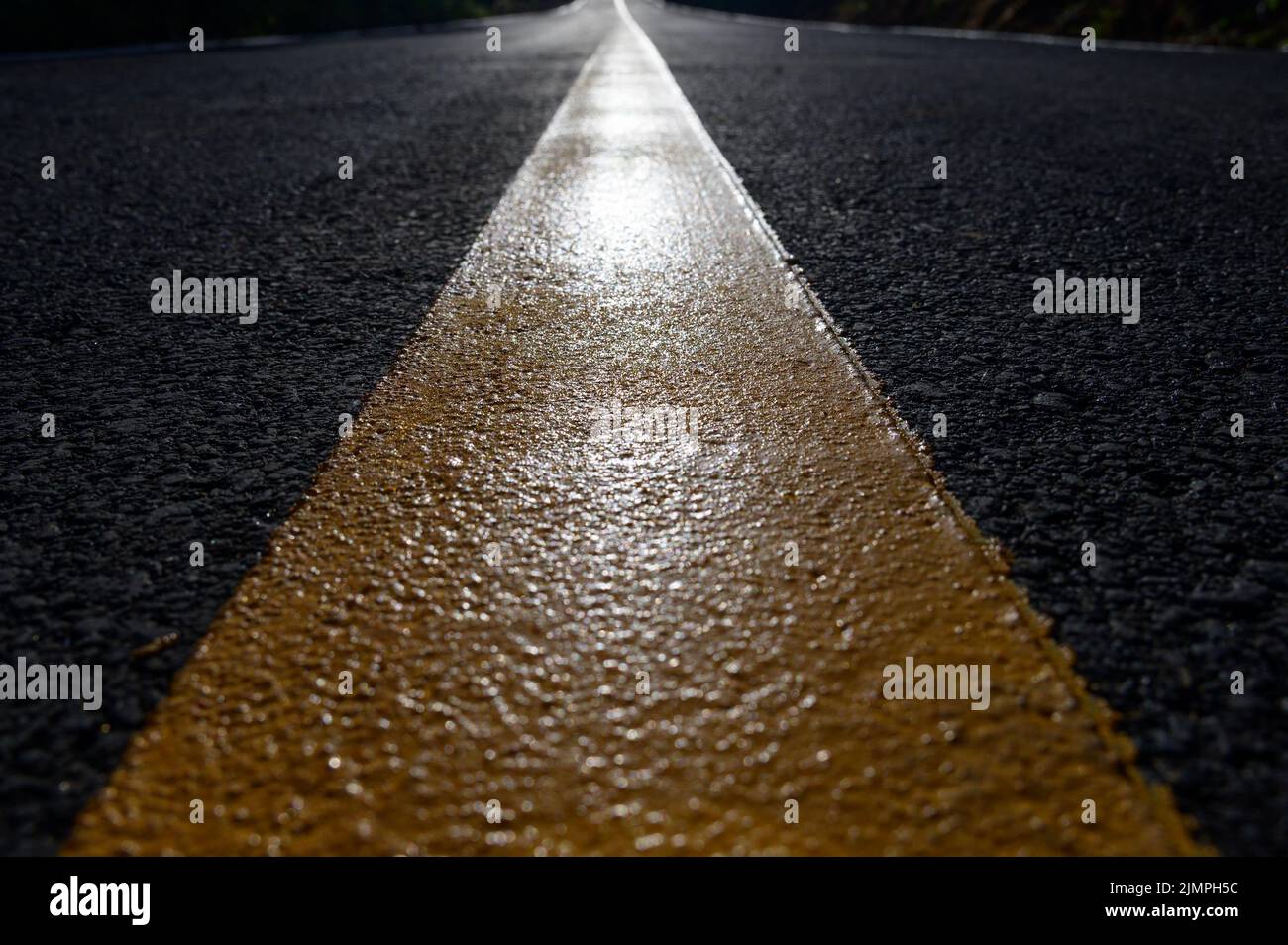Carretera asfaltada con líneas, fondo de textura de carretera horizontal. Foto de stock