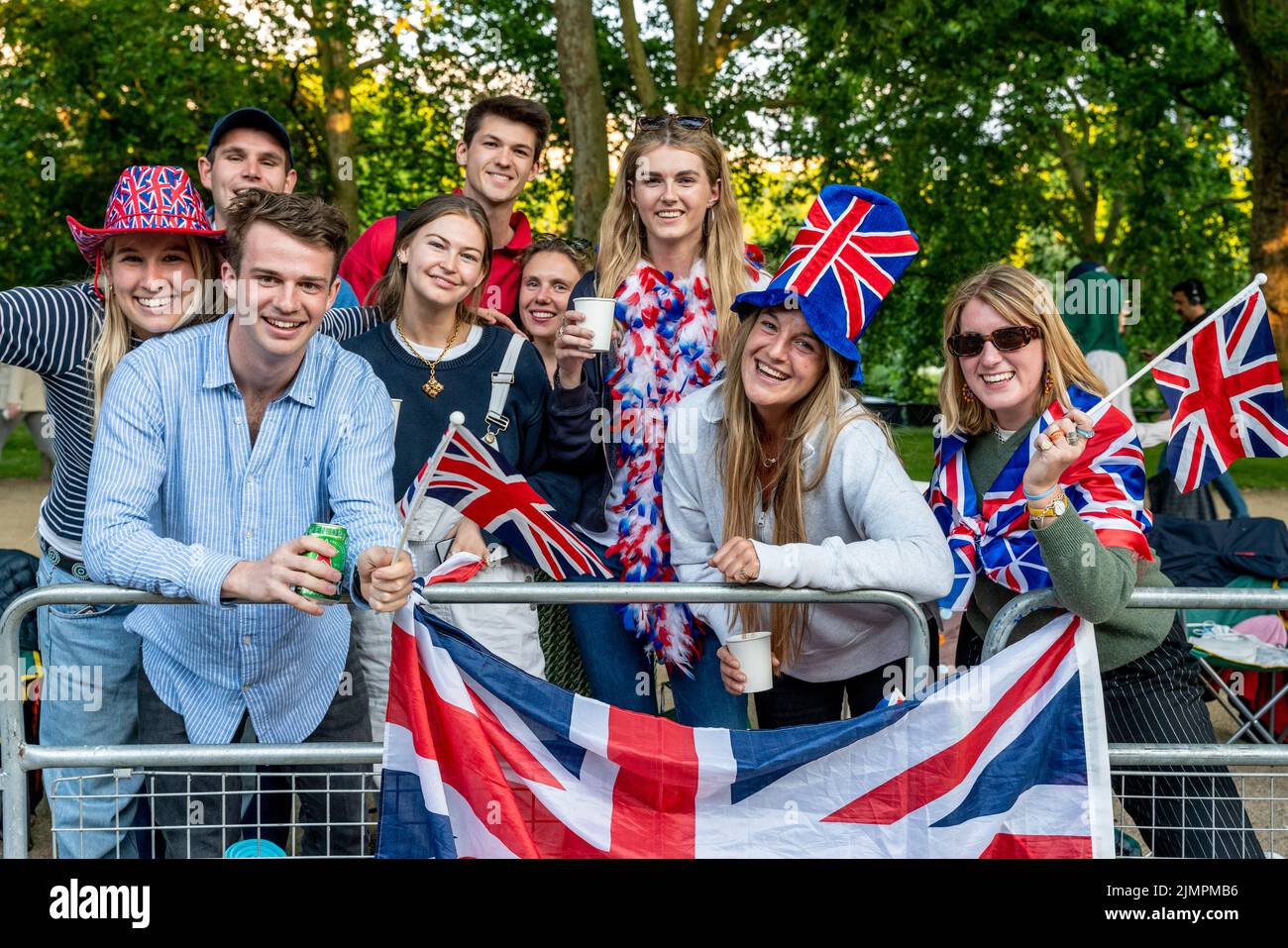 Un grupo de jóvenes británicos acampa durante la noche en el centro comercial para ver el desfile de cumpleaños de la Reina, Londres, Reino Unido. Foto de stock
