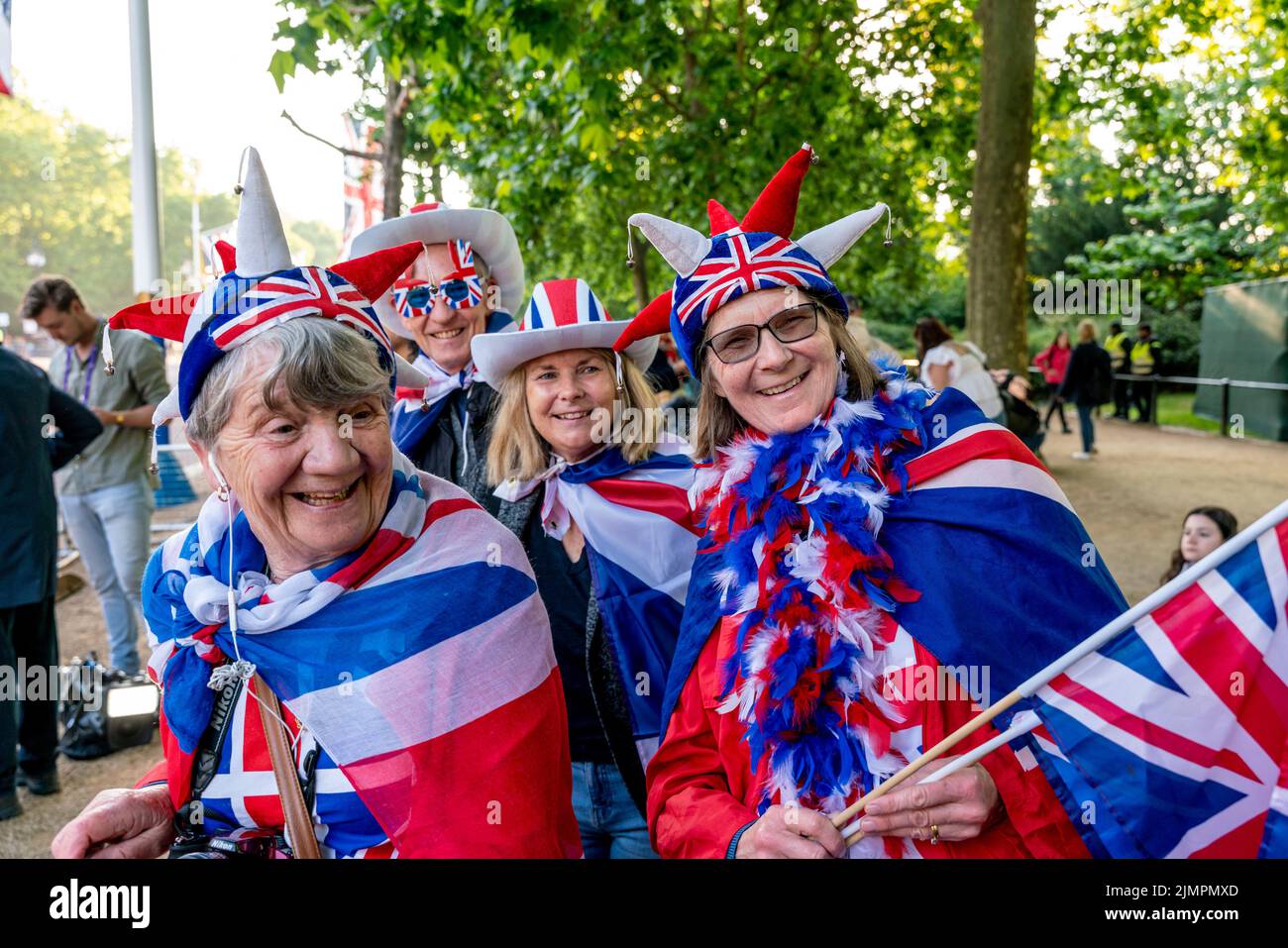 Los británicos llegan temprano para ponerse de pie a lo largo del centro comercial para Disfrutar De un buen lugar para ver el desfile del cumpleaños de la Reina, Londres, Reino Unido. Foto de stock