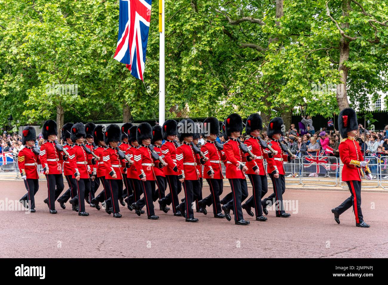 Soldados del ejército británico participan en el desfile del cumpleaños de la reina, The Mall, Londres, Reino Unido. Foto de stock