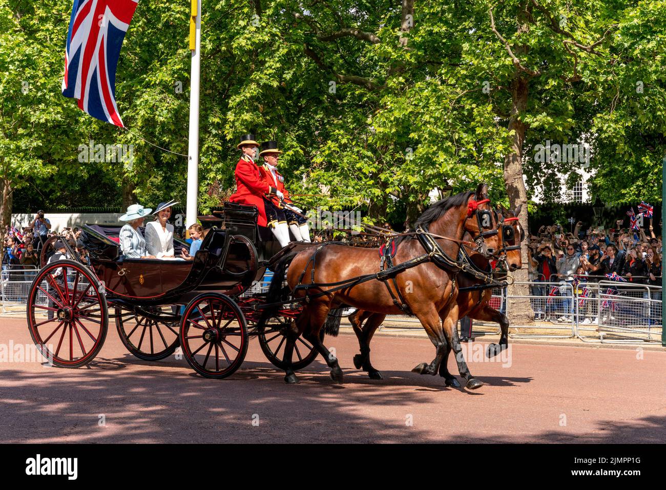 Miembros de la familia real británica de camino a la ceremonia de Trooping the Colour, The Mall, Londres, Reino Unido. Foto de stock