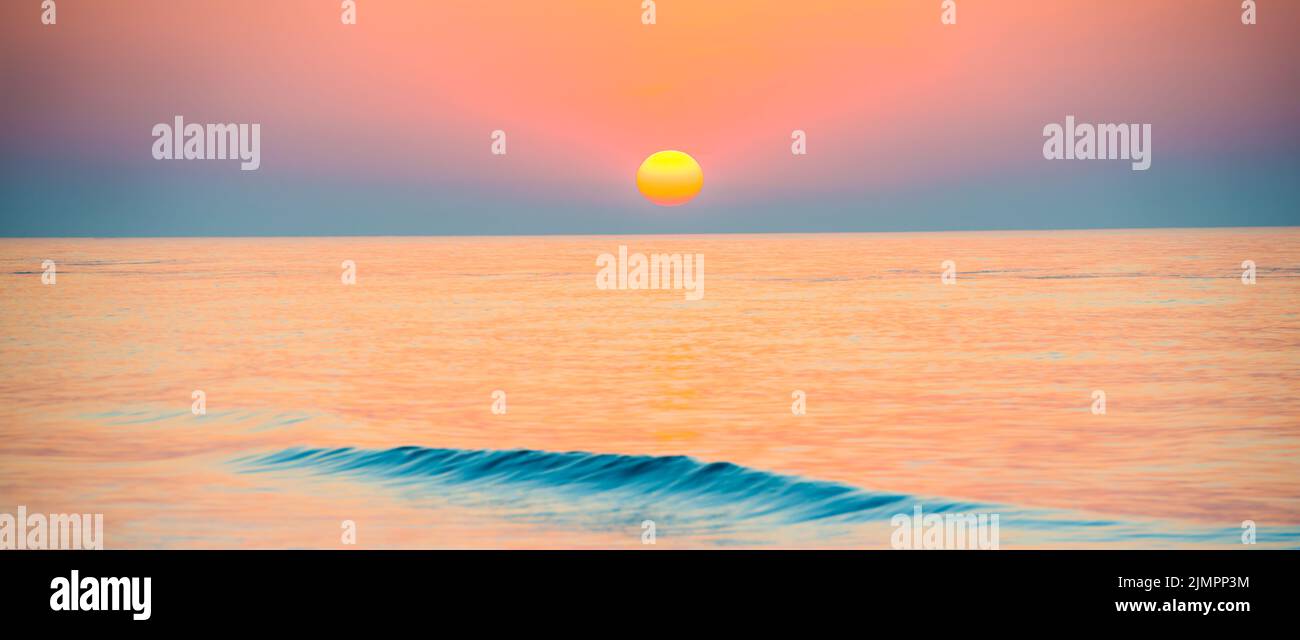 Puesta de sol o amanecer sobre el mar Foto de stock