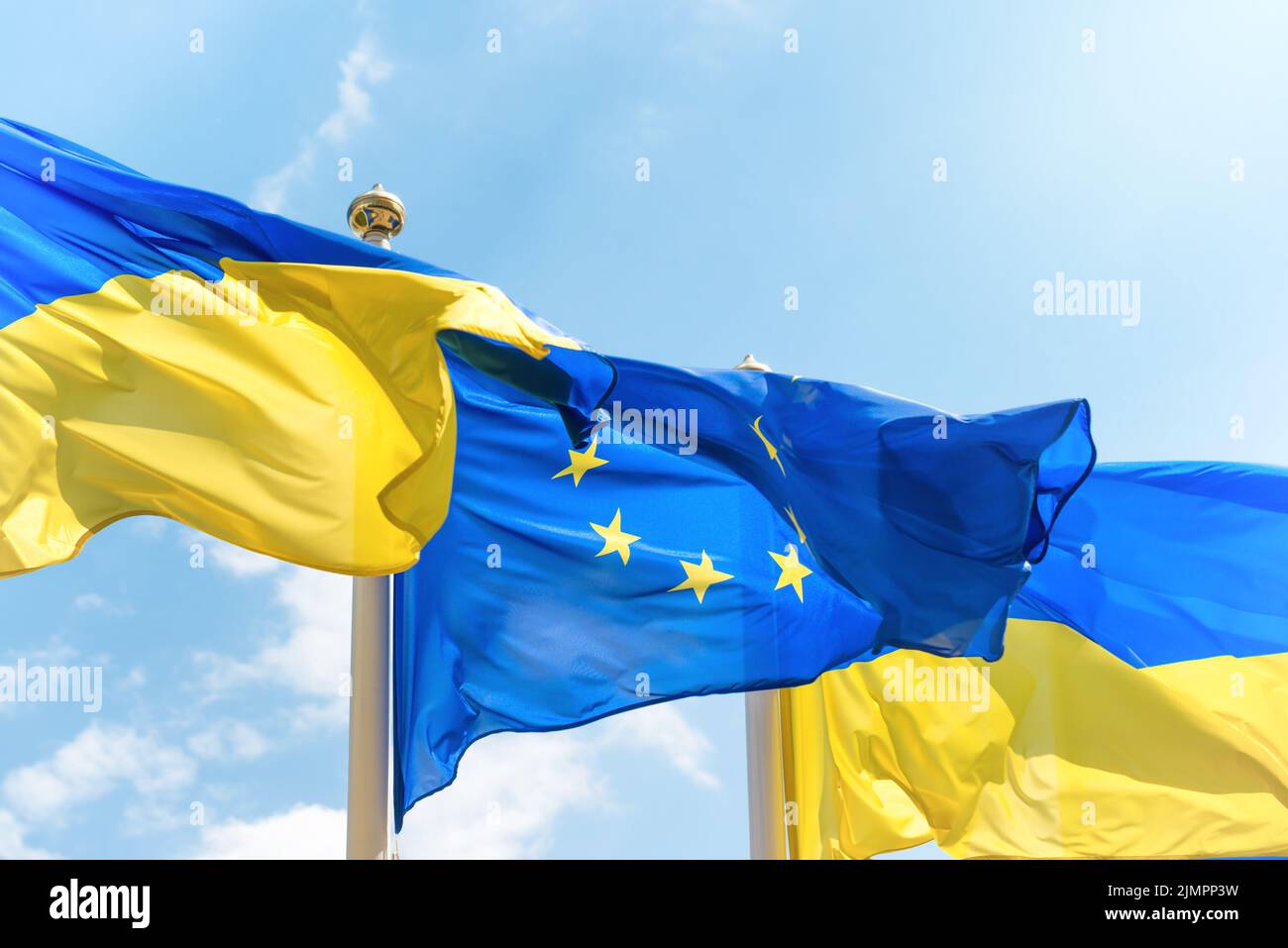 Las banderas de la Unión Europea y Ucrania Foto de stock