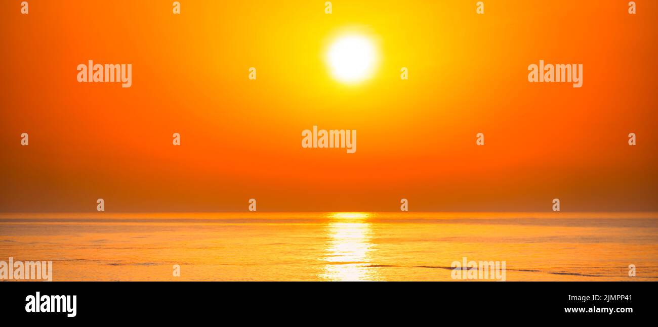 Puesta de sol panorama del mar Foto de stock