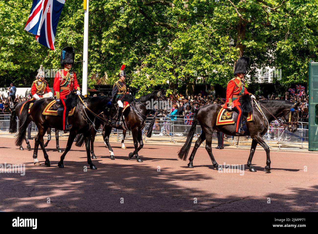 Miembros de la familia real británica de camino a la ceremonia de Trooping the Colour, el desfile de cumpleaños de Queens, el centro comercial, Londres, Reino Unido. Foto de stock