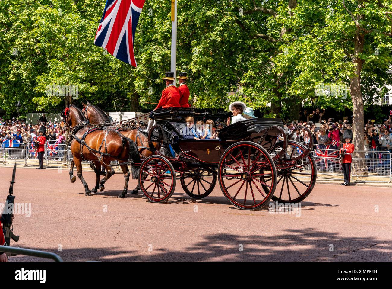 Los miembros de la familia real británica regresan a lo largo del centro comercial en un carruaje tirado por caballos después de asistir a la ceremonia de Trooping the Colour, Londres, Reino Unido. Foto de stock