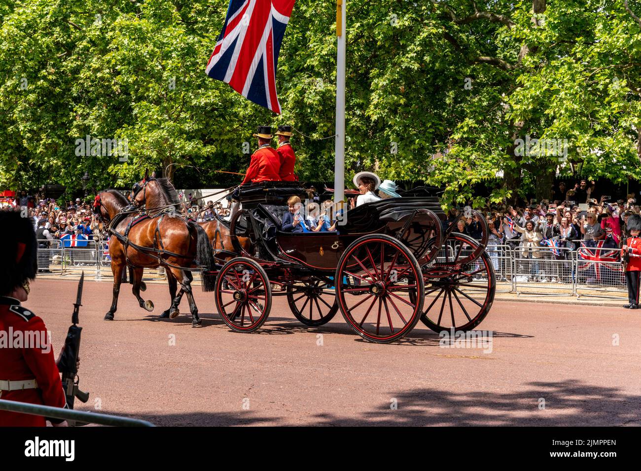 Los miembros de la familia real británica regresan a lo largo del centro comercial en un carruaje tirado por caballos después de asistir a la ceremonia de Trooping the Colour, Londres, Reino Unido. Foto de stock