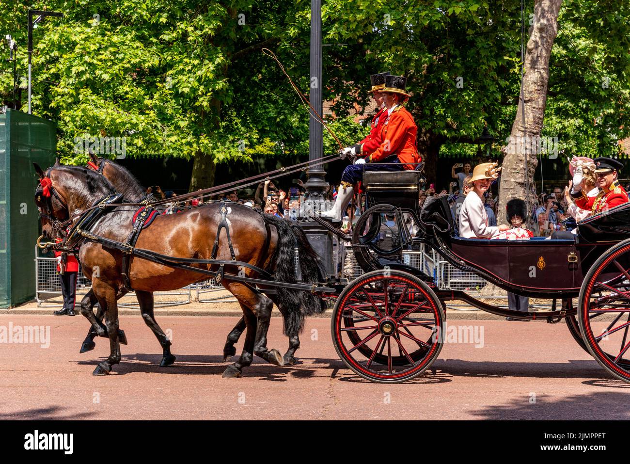 Los miembros de la familia real británica regresan a lo largo del centro comercial en un carruaje tirado por caballos después de asistir a la ceremonia de Trooping the Colour, el nacimiento de las reinas Foto de stock