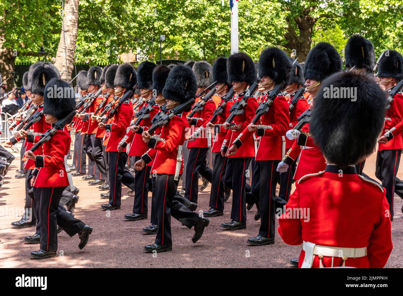 Los soldados del ejército británico marchan a lo largo del centro comercial después de participar en la ceremonia de Trooping the Colour, el desfile de cumpleaños de la reina, Londres, Reino Unido. Foto de stock