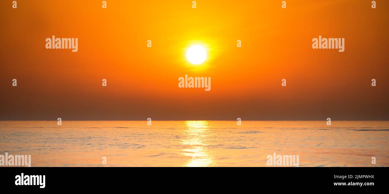 Puesta de sol panorama del mar Foto de stock