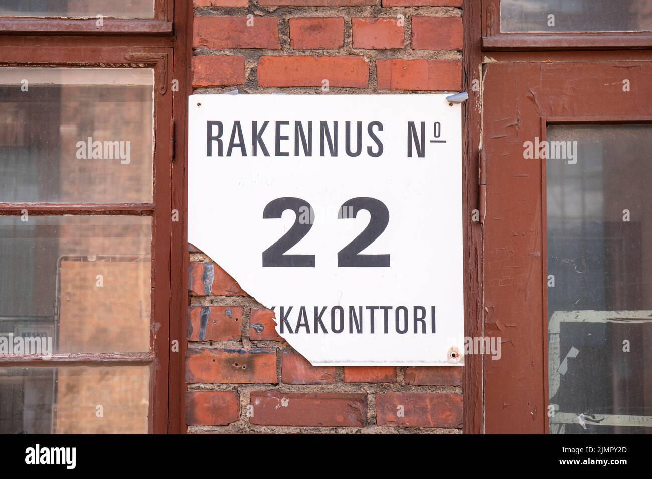 Palkkakonttori. Cartel o cartel viejo roto en la pared del edificio de oficinas del astillero en el distrito Munkkkkisaari de Helsinki, Finlandia. Foto de stock