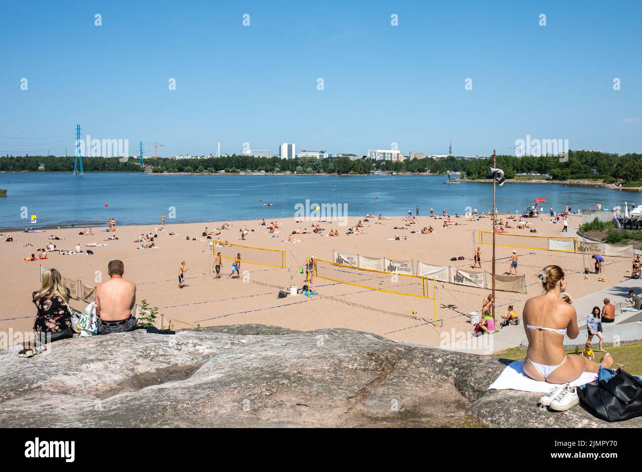 Playa Hietaniemi con pistas de volley en Helsinki, Finlandia Foto de stock