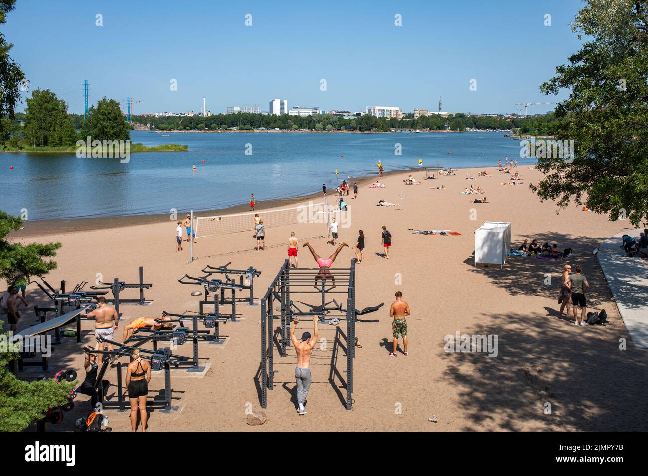 Entrenamiento de personas en el gimnasio al aire libre Hietaniemi Beach en Helsinki, Finlandia Foto de stock