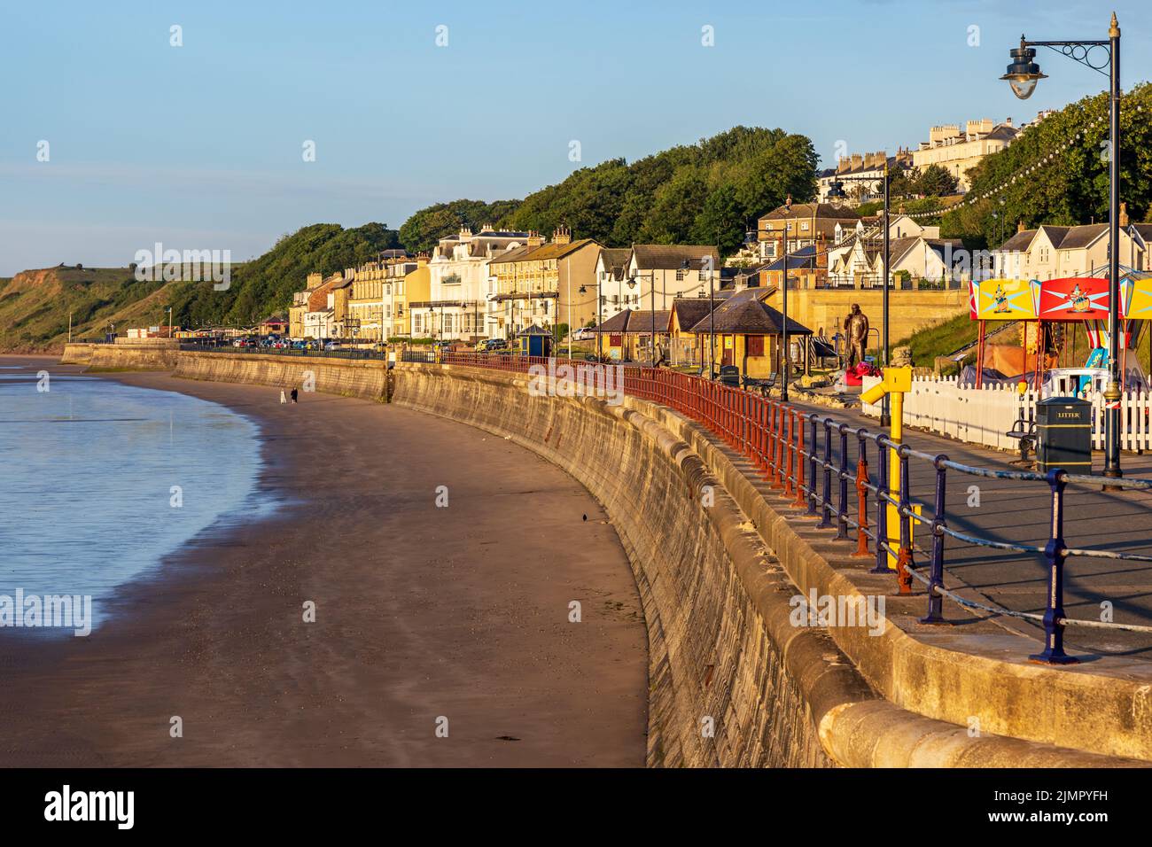 La playa y el paseo marítimo de la ciudad costera de Filey en la costa de Yorkshire en inglaterra. Tomado en una mañana temprano del verano. Foto de stock