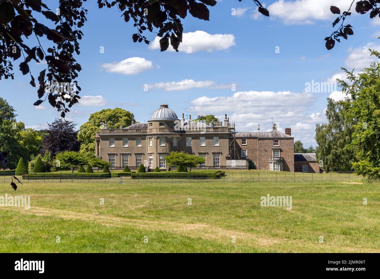 Vista trasera de Scampston Hall, una de las mejores casas de campo de regency en North Yorkshire, Inglaterra. Foto de stock