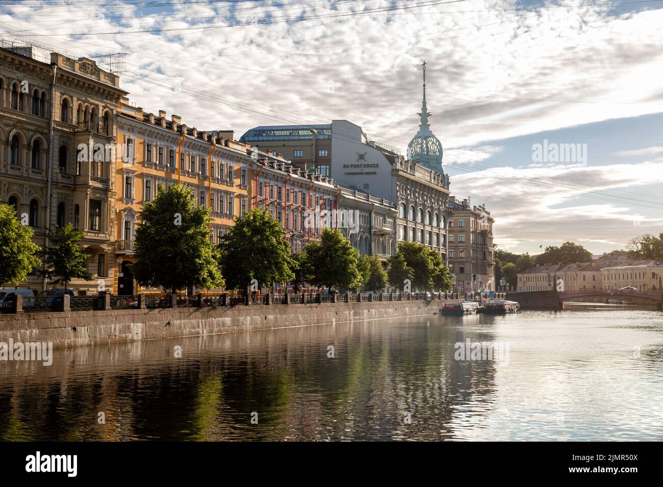 San Petersburgo, Rusia - 17 de julio de 2022: Terraplén del río Moyka. Mansiones antiguas y grandes almacenes 'en el Puente Rojo' (Au Pont Rouge) Foto de stock