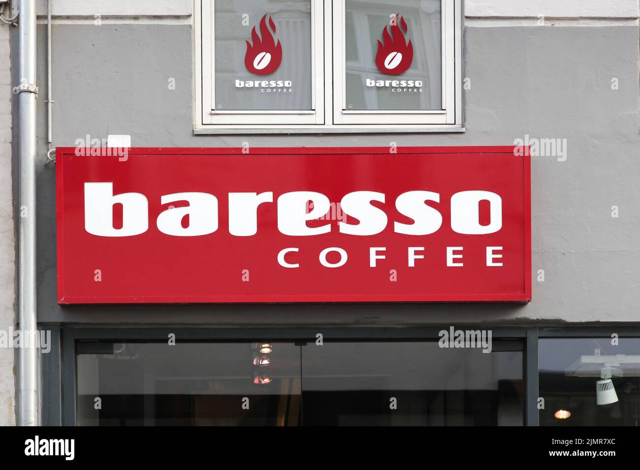 Odense, Dinamarca - 16 de agosto de 2018: Logotipo del café Baresso en una pared. Baresso Coffee es una cadena danesa de bares de café y la primera cadena de café en Dinamarca Foto de stock