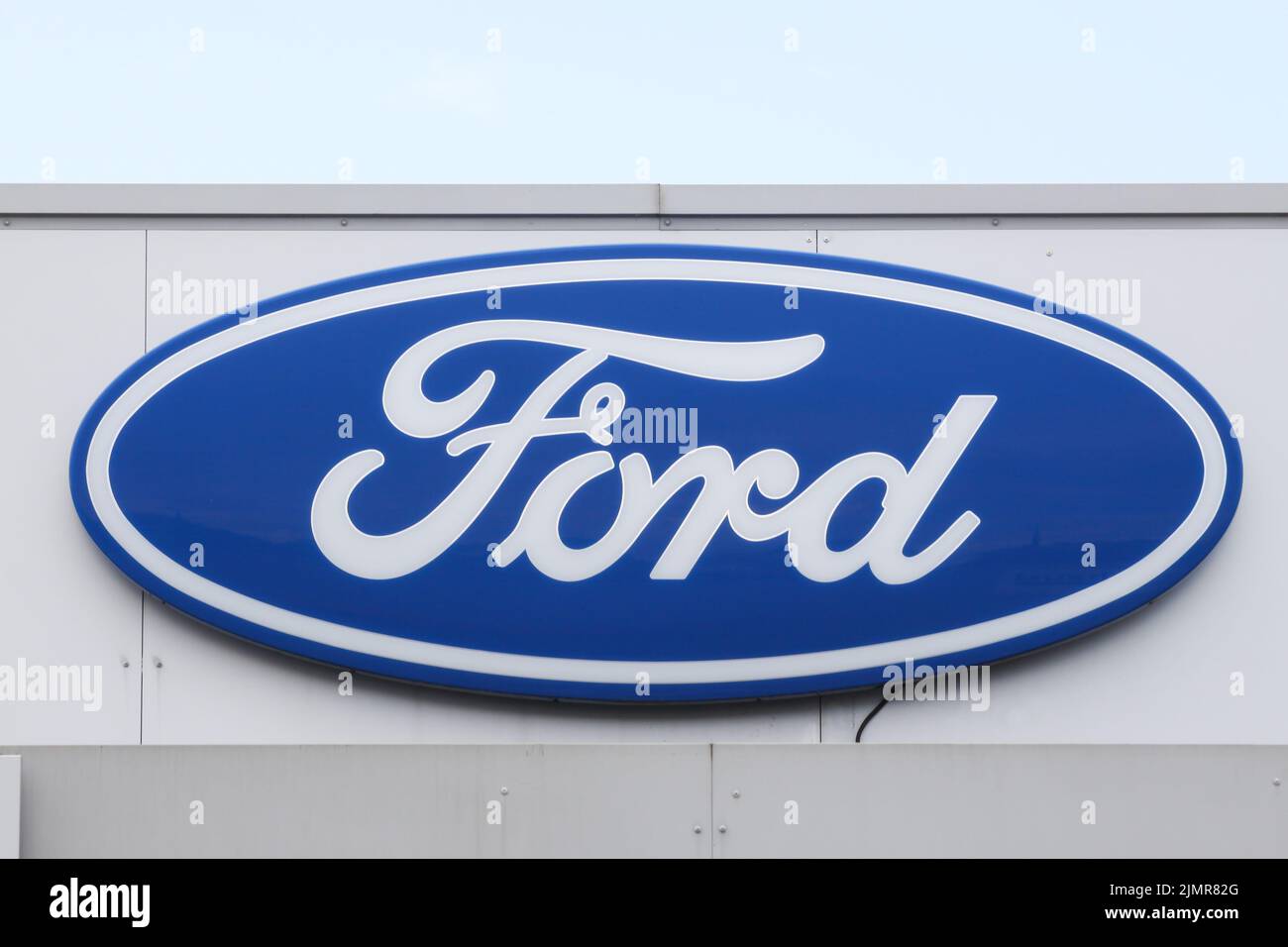 Villefranche, Francia - 20 de mayo de 2015: Logotipo de Ford en una pared. Ford es un fabricante de automóviles multinacional estadounidense con sede en Dearborn, Michigan, EE.UU Foto de stock