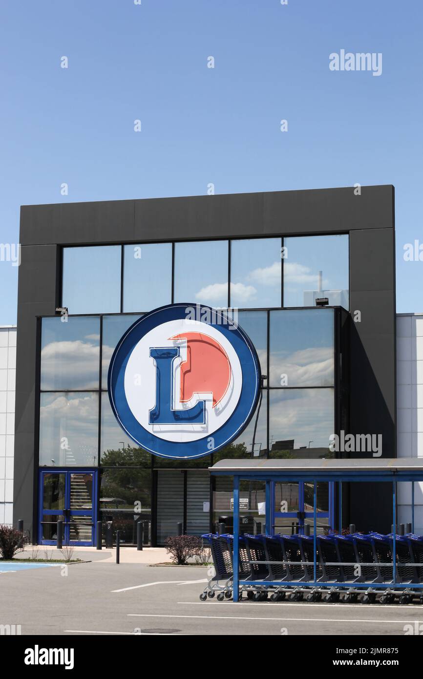 Roanne, Francia - 31 de mayo de 2020: Entrada del supermercado Leclerc. Leclerc es una cadena francesa de hipermercados Foto de stock