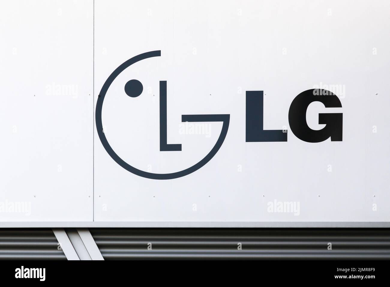 Dortmund, Alemania - 21 de julio de 2017: LG Corporation Anteriormente Lucky Goldstar es una multinacional surcoreana. LG fabrica productos electrónicos y químicos Foto de stock