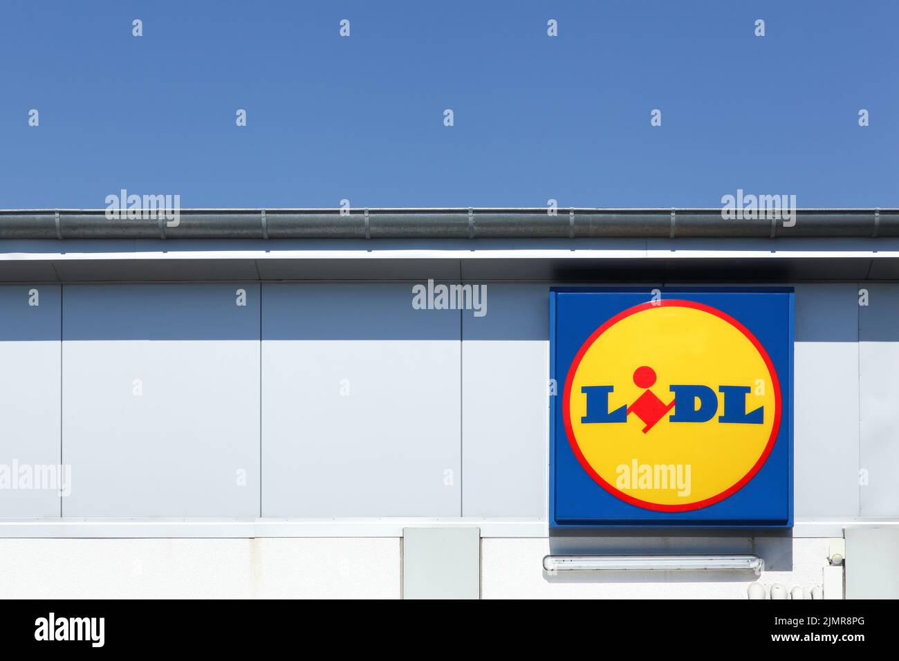 Randers, Dinamarca - 19 de agosto de 2015: Lidl es una cadena alemana de supermercados de descuento, con sede en Neckarsulm, Baden-Wurttemberg, Alemania Foto de stock