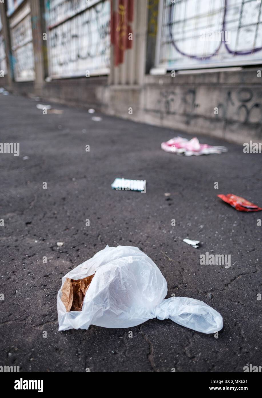 Basura (basura) desechada en Una calle de la ciudad Foto de stock