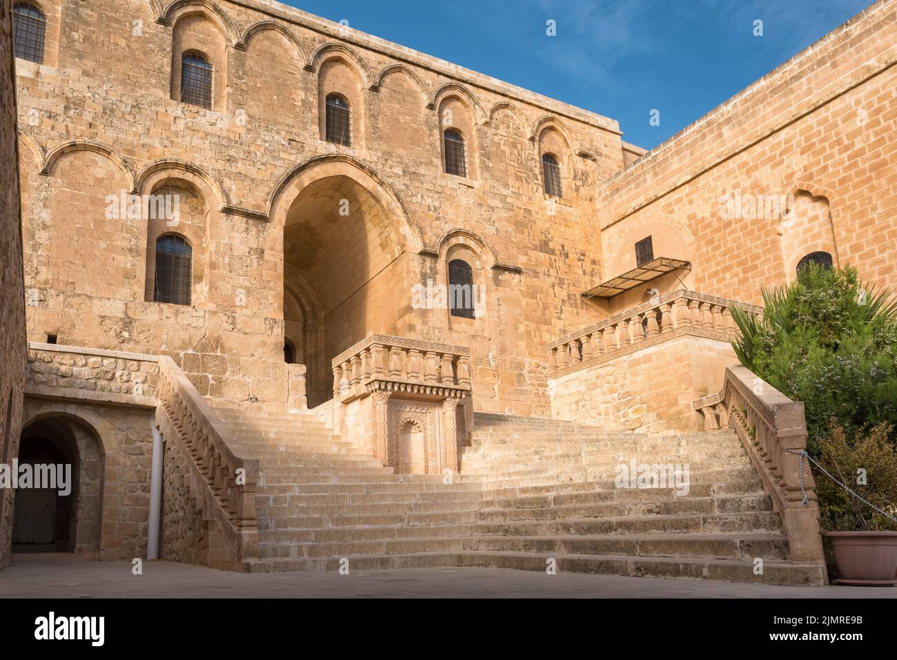 Entrada al Monasterio de Mor Hananyo en Mardin, Turquía Oriental Foto de stock