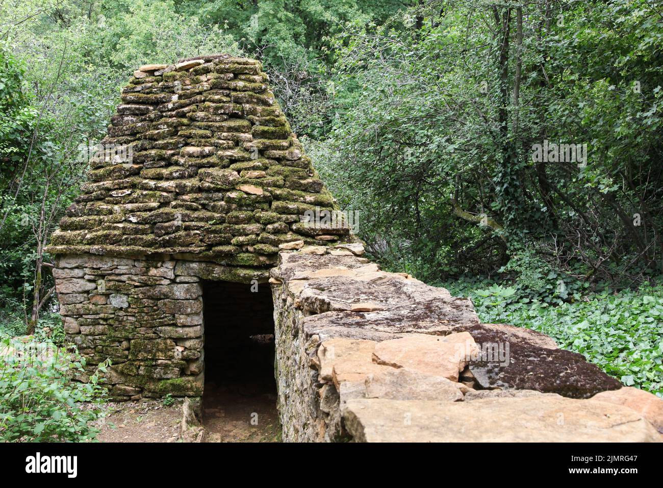 Antigua y típica cabaña de piedra llamada cadole en lengua francesa en Beaujolais, Francia Foto de stock