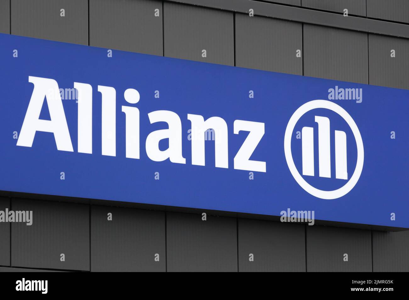 Bourg, Francia - 26 de septiembre de 2020: Allianz signo en una pared. Allianz es una empresa europea de servicios financieros con sede en Munich, Alemania Foto de stock
