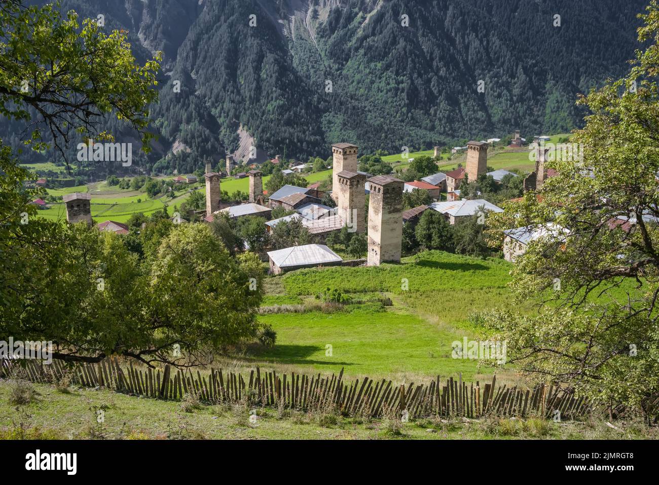 Antiguas torres Svan en Upper Svaneti, Georgia Foto de stock