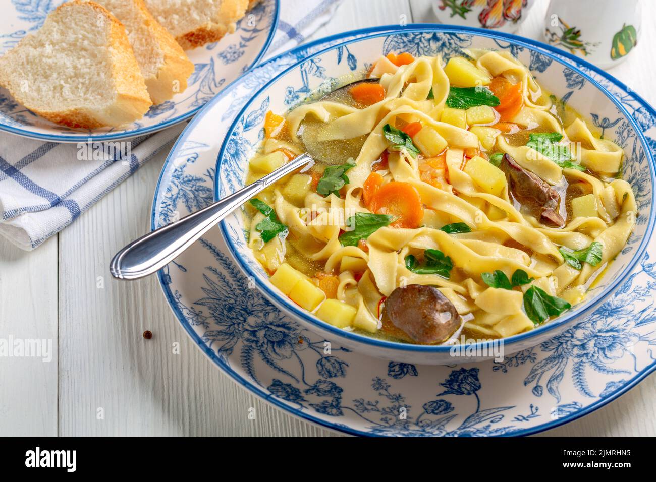 Fideos caseros con caldo de pollo y verduras. Foto de stock