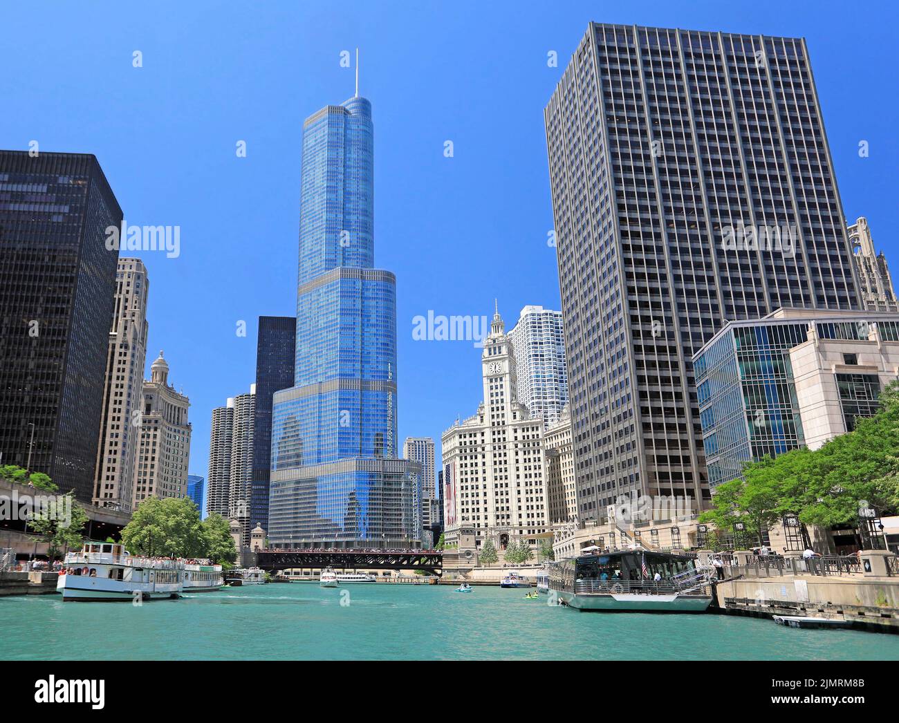 Crucero turístico por Chicago y horizonte en el río, Illinois, EE.UU Foto de stock