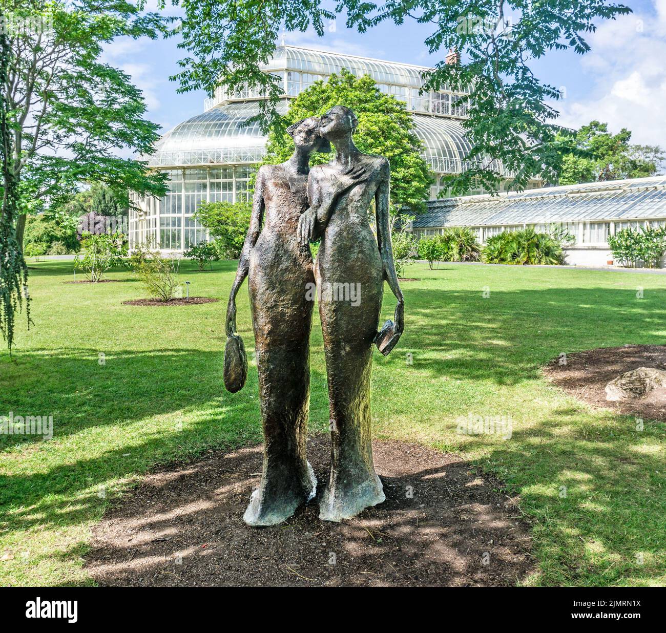 Una escultura de Bob Quinn titulada La mejor noche de la vida, en los Jardines Botánicos Nacionales, Dublín, Irlanda, mostrando a dos mujeres, de brazo en brazo disfrutando de la noche. Foto de stock