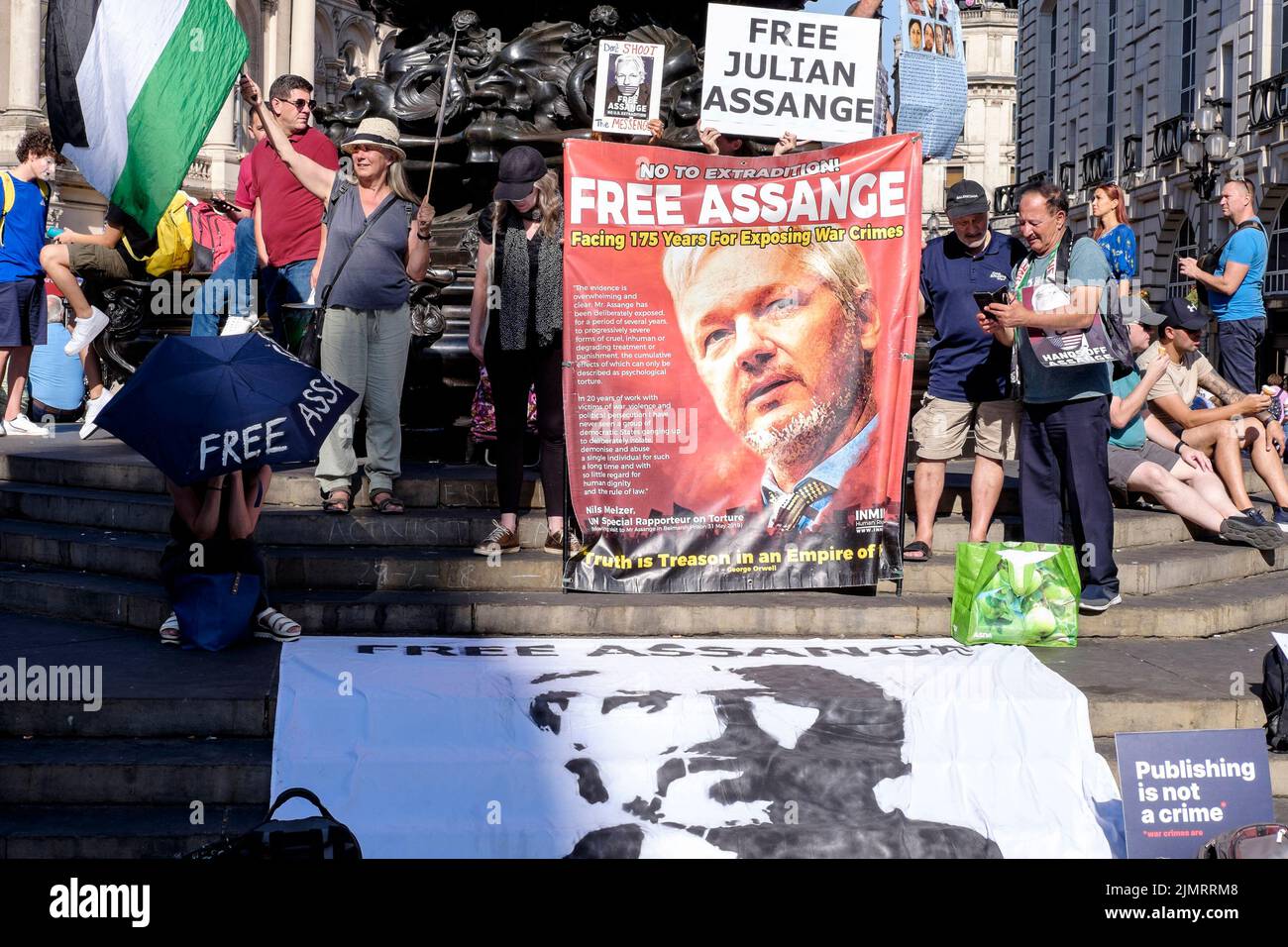 Los partidarios del cofundador de Wikileaks, Julian Assange, se manifiestan contra la decisión del gobierno británico de aprobar su extradición a Estados Unidos. Foto de stock