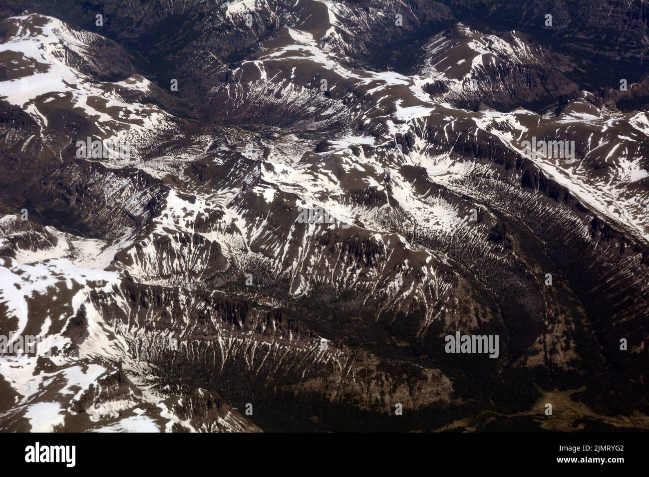 Vista aérea del Bosque Nacional Shoshone y las Montañas Absaroka, una sub-cordillera de las Montañas Rocosas, en el noroeste de Wyoming, Estados Unidos. Foto de stock