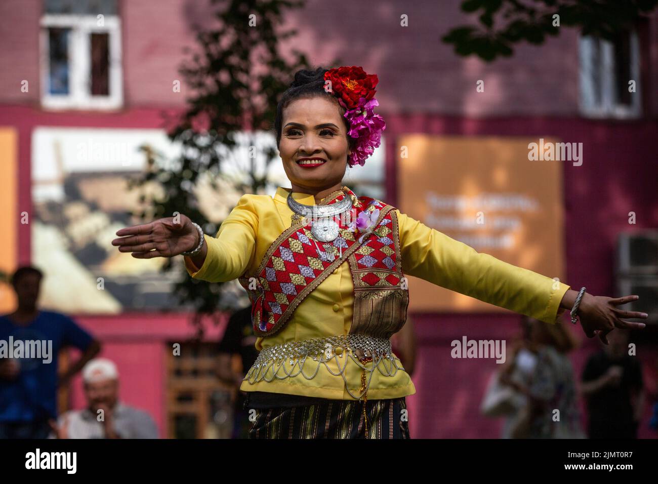 Moscú, Rusia. 7th de agosto de 2022. Una mujer con el traje nacional de Tailandia baila una danza tradicional durante el Festival Tailandés en Moscú 2022 en el Hermitage Garden de Moscú, Rusia Foto de stock