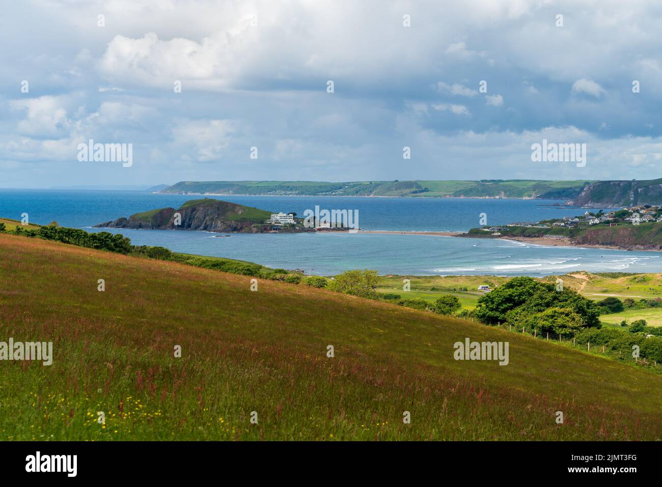 Vista de la campiña desde Thurlestone hasta la isla Burgh en Devon Foto de stock