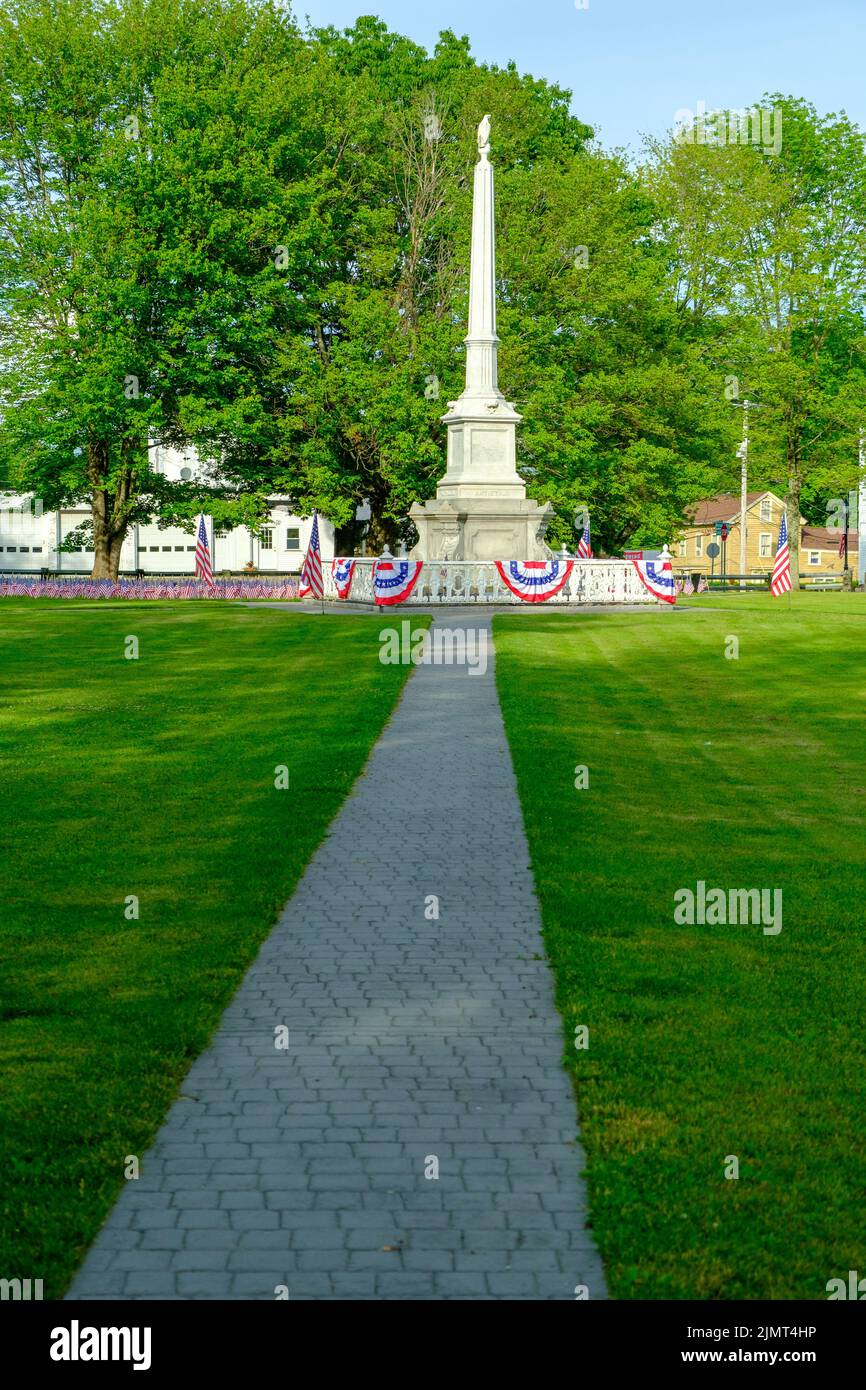Las banderas americanas decoran el Monumento de la Guerra Civil en el Barre, MA Town Common Foto de stock
