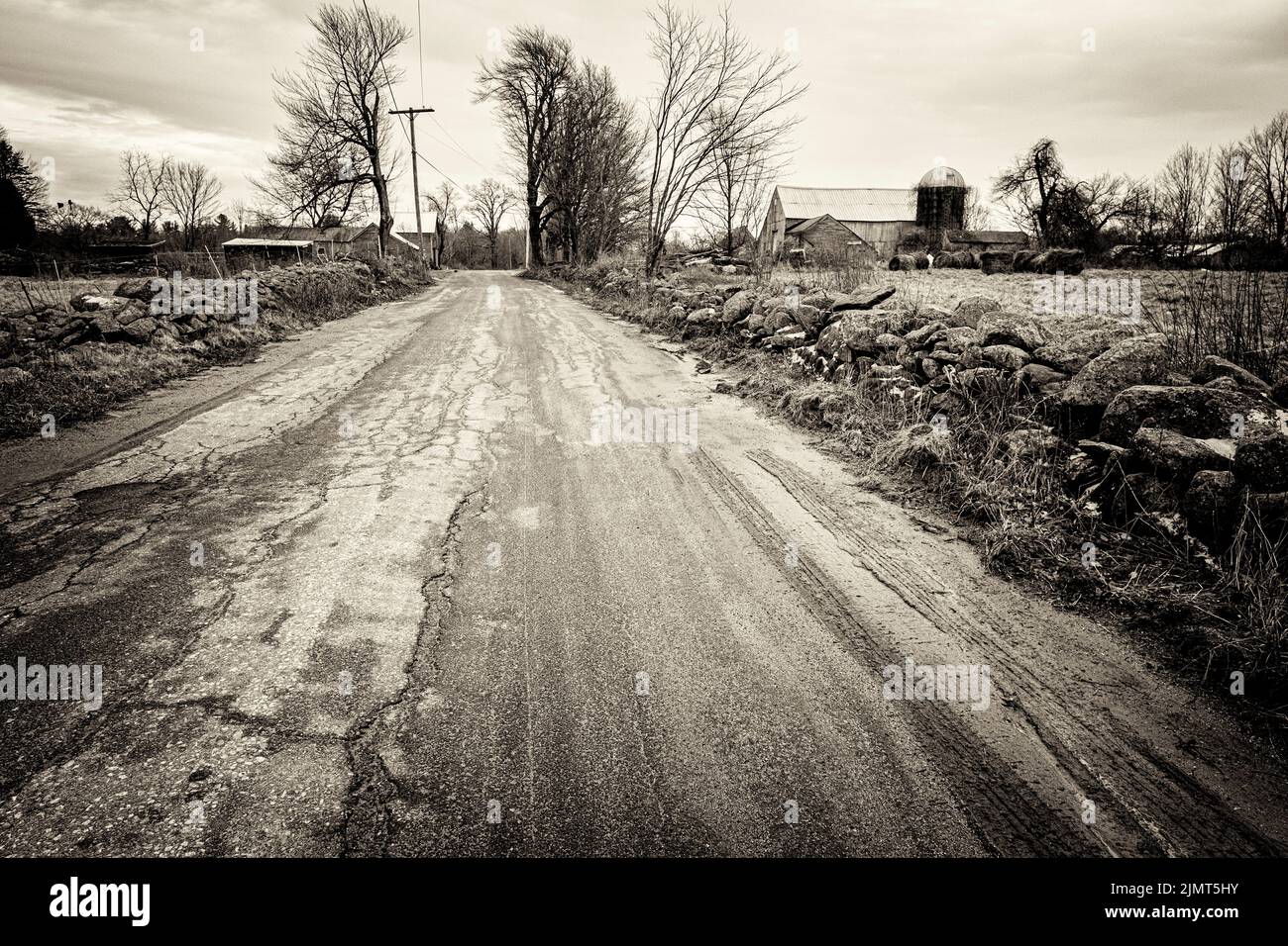 Una antigua granja en una carretera secundaria en Barre, Massachusetts Foto de stock