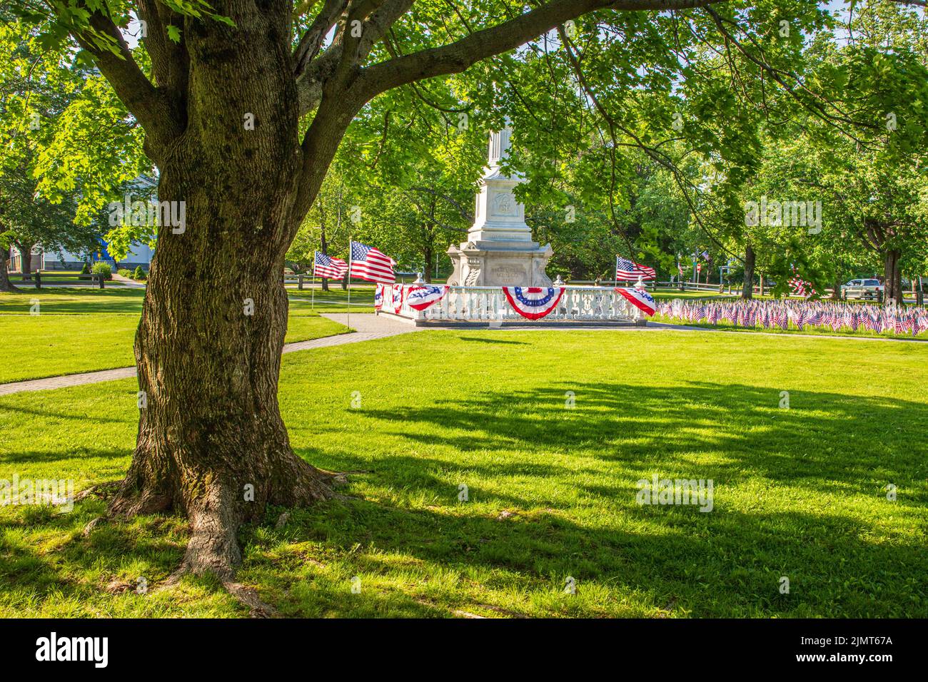 Las banderas americanas decoran el Monumento de la Guerra Civil en el Barre, MA Town Common Foto de stock