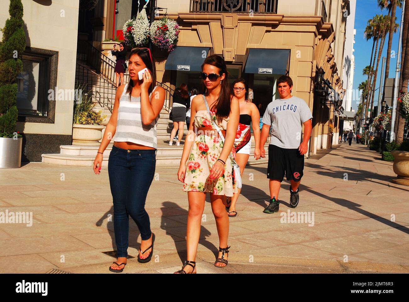 Los jóvenes pasean por Rodeo Drive en Beverly Hills, cerca de Los Angeles, tiendas y tiendas de lujo y tiendas de moda Foto de stock