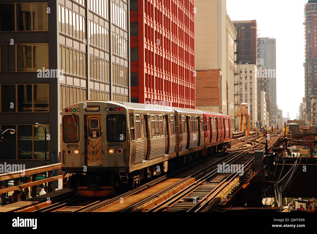 Un tren elevado, o tren L, se dirige a una estación entre los rascacielos en el Loop of Chicago Foto de stock