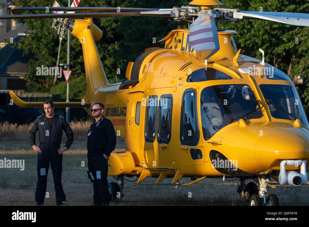Eastbourne. East Sussex. REINO UNIDO. 7th de agosto de 2022. La ambulancia aérea de KSS (G-LNAC) vuela a Eastbourne para una emergencia médica Foto de stock