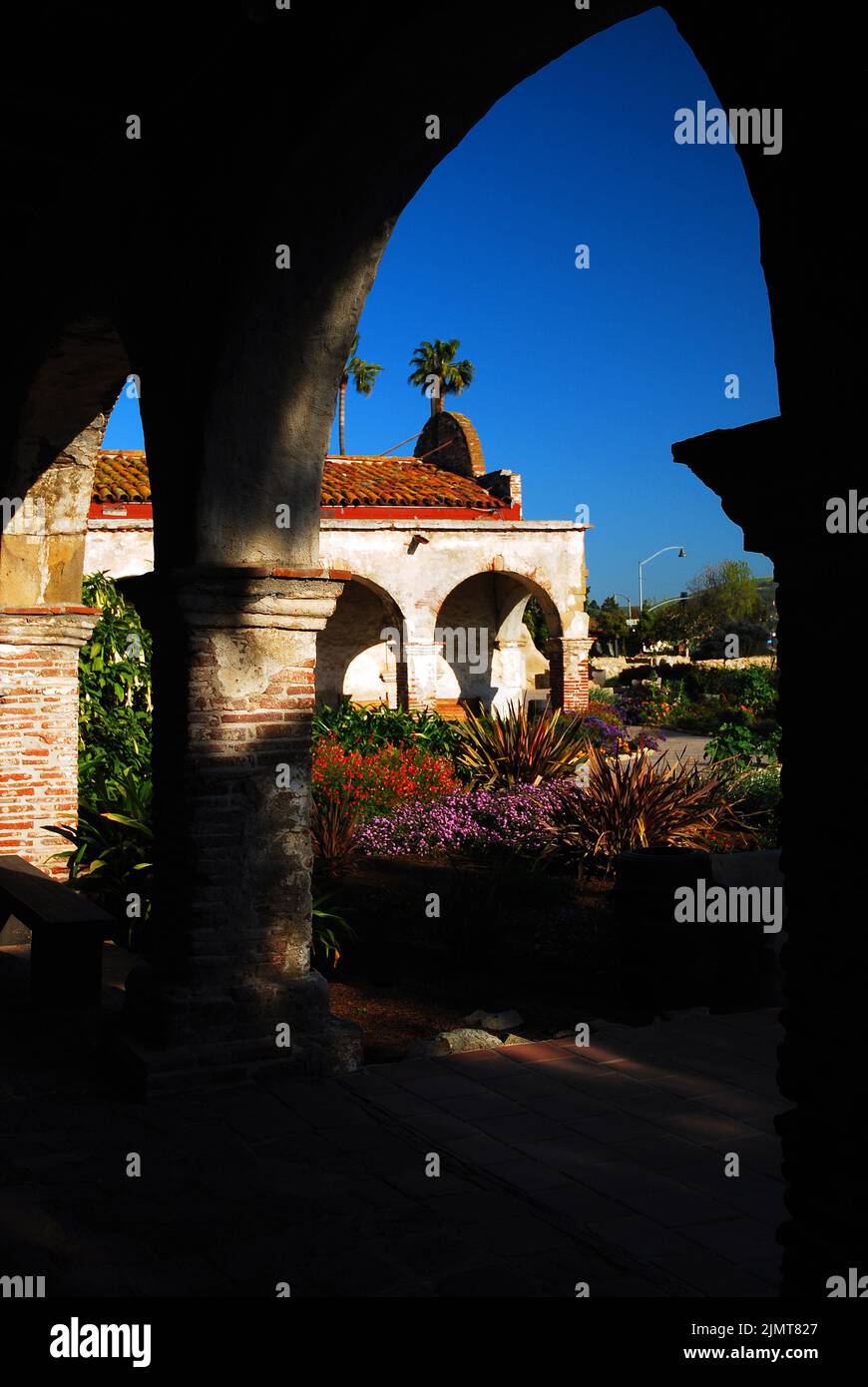 Courtyard of Mission San Juan Capistrano, en Orange County, California, es una de las muchas misiones establecidas por Junipero Serra en California Foto de stock