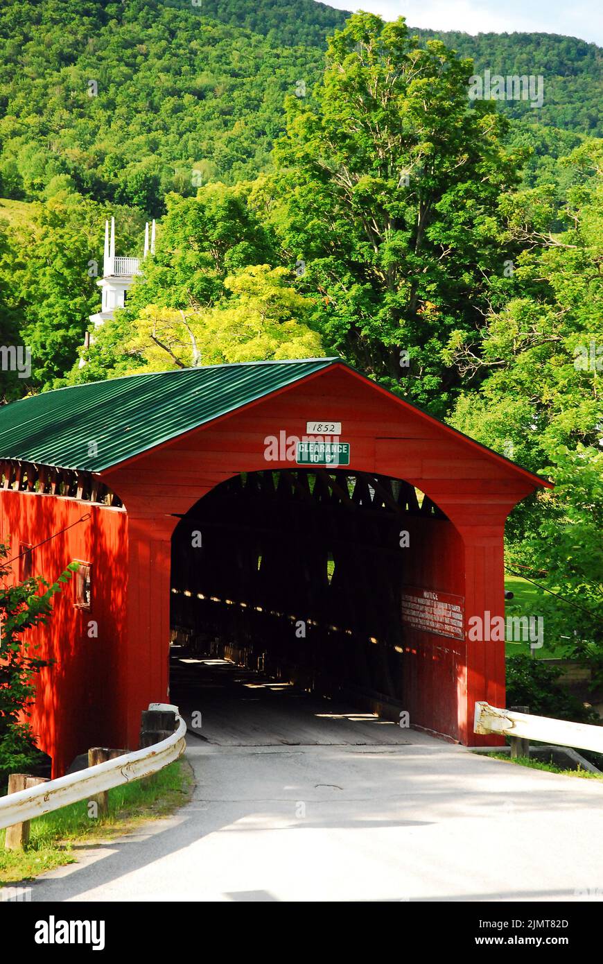 El encantador puente cubierto rojo en el pequeño pueblo de Arlington, Vermont Foto de stock