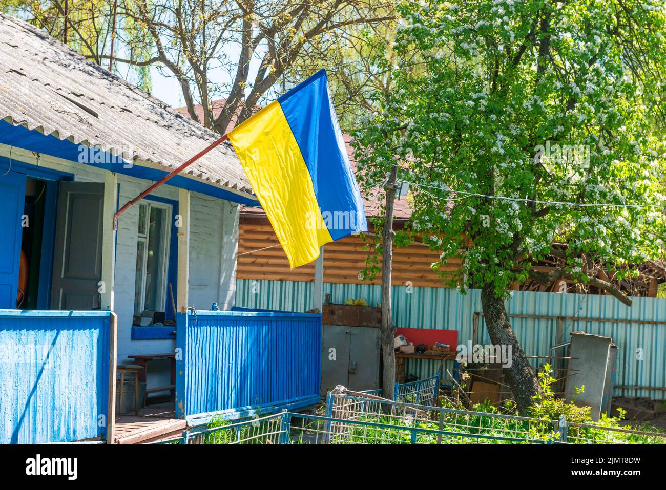 Bandera ucraniana en la casa de Ucrania Foto de stock