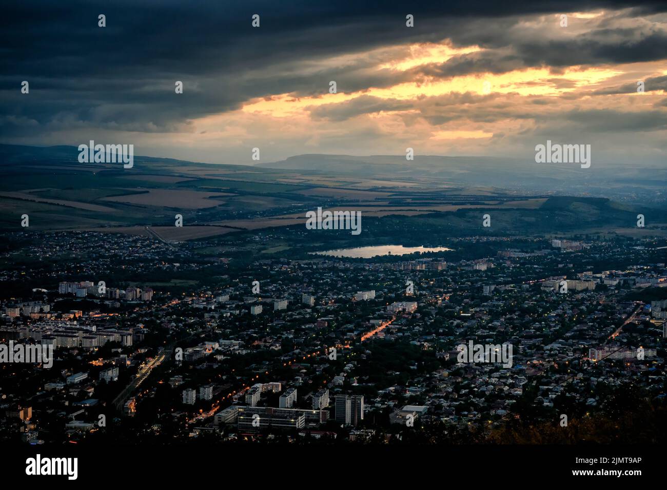 Paisaje de Pyatigorsk al atardecer, vista desde el Monte Mashuk, Rusia. Hermoso paisaje de Pyatigorsk con cielo nocturno dramático. Panorama escénico de la noche Foto de stock